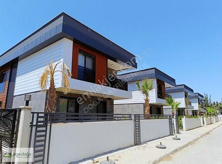 Kuşadası Sitelerde Plaja 300m Köşe Konum Havuzlu 4+1 Villa