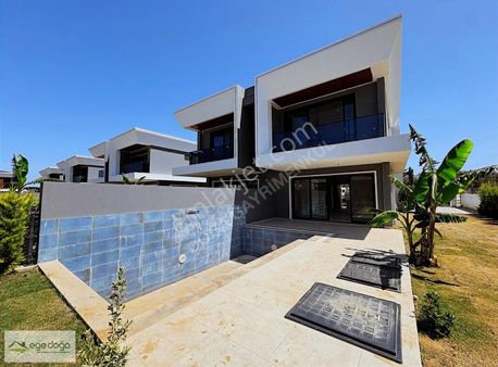 Kuşadası Davutlarda Özel Havuzlu Sıfır 3+1 Merkezi Konumda Villa