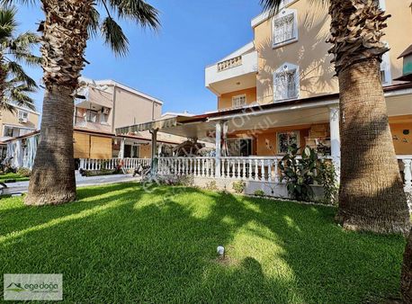 Kuşadası Davutlar Sahil 4+1 Havuzlu Sitede Satılık Villa