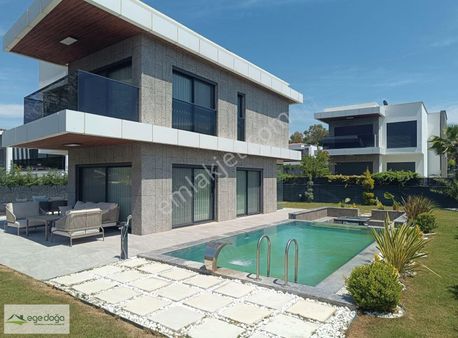 Kusadasinda 500m2 Arsa İçinde Tek Müstakil Özel Havuzlu Villa