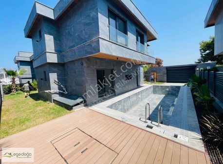 Kuşadası Plaja 200m Özel Havuzlu Hamam Sauna Köşe Konum 4+1 Vill