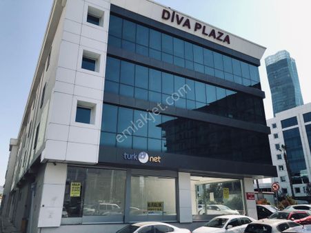 Bayraklı Yeni Kent Merkezi'nde Prestijli Plaza'da Kiralık Dükkan
