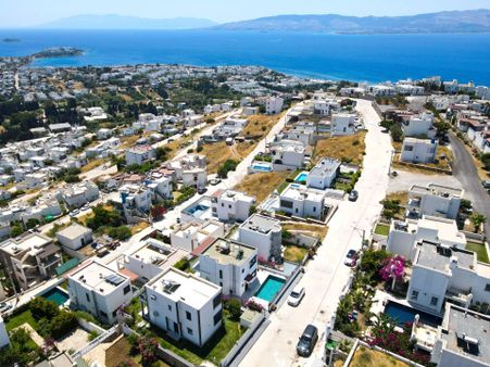 Akyarlar Fener Mevkiinde Satılık Deniz Manzaralı 4+1 Villa