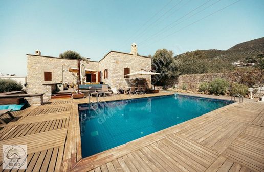 Bodrum Konacık Satılık 1.5 Dönümde Havuzlu Müştemilatlı Taşvilla