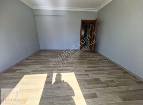 Ümraniye Çarşıya, Belediyeye Çok Yakın Merkezi Konumda Geniş 3+1