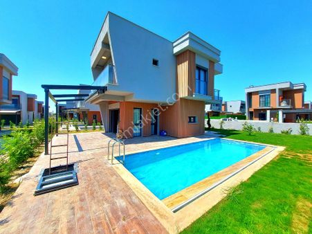 Davutlarda Plaja Ve Alış-veriş Mağ.yakın Özel Havuzlu Tek Müstakil Sıfır Villa