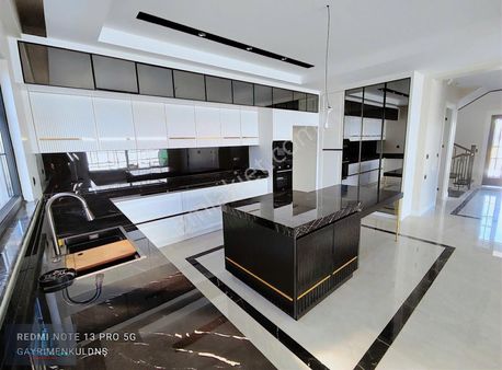 Site İçi Ultra Lüks Bağımsız 5+1 Ada Mutfaklı Villa