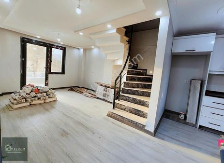 Yıldızdan Köşe Başı İskanlı Geniş Bahçeli Villa