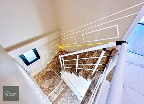 Doğayla İç İçe Girişte Odası Olan İki Katlı Yapı Denetimli