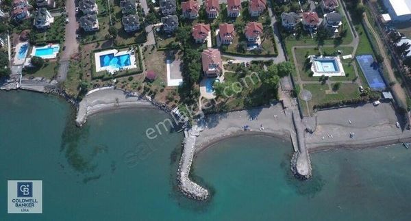 Trabzon'da Satılık Villa - Kaşüstü'nde Havuzlu Site Denize Sıfır