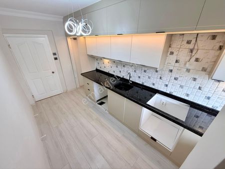 Akçay Oya Gayrimenkul'den İkizçay'da Giriş Kat Ön Cephe 1+1 Ayrı Mutfak Daire