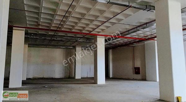 İkitelli Osb De 600 M2 Net Kamyon Yanaşır H.yuk : 6 Metre