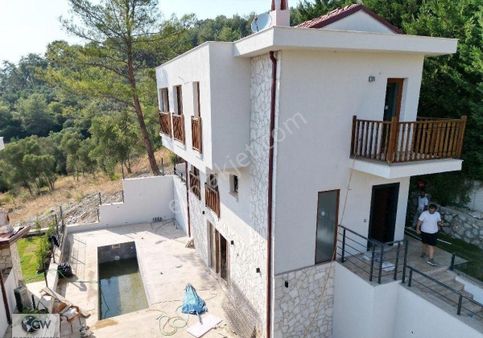 Ataköyde Deniz Manzaralı Müstakil Havuzlu Villa