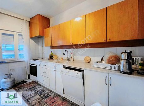 Belediye Evlerin'de Girne Sokak Cadde Üzerinde Satılık 3+1 Daire