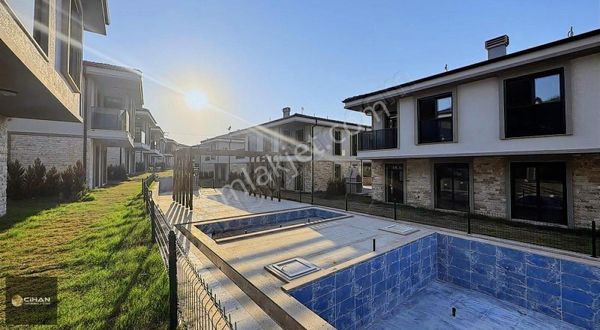 Güzeçamlı'da Sıfır Havuzlu Sitede 3+1 Villa