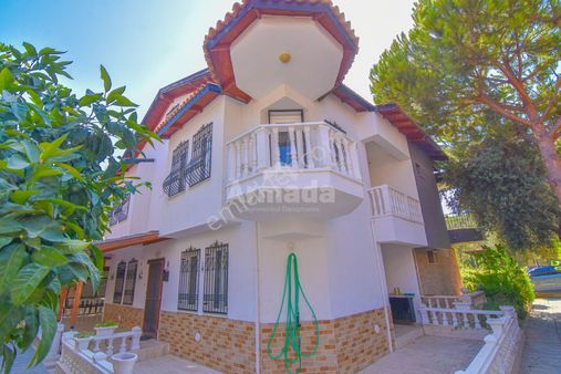 Kuşadası Kuştur Mevkii Havuzlu Sitede Satılık 4+1 Villa