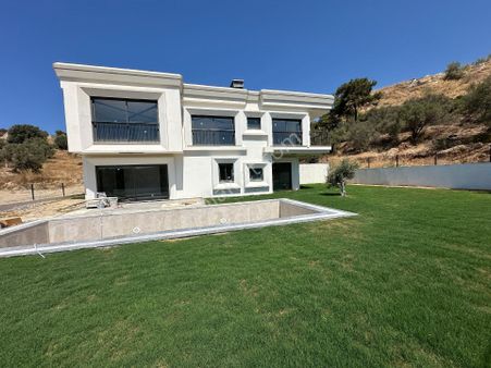 Kuşadası Ege Mahallesinde 500m2 Arsa İçinde Özel Havuzlu Müstakil Villa