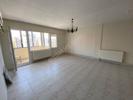 Kahramanlarda Turmax Emlaktan 3+1 Temiz Bakımlı Satılık