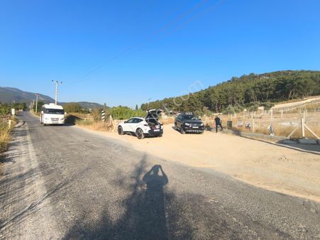 Asfalt Yol Üzerinde 283 M2 Tarla