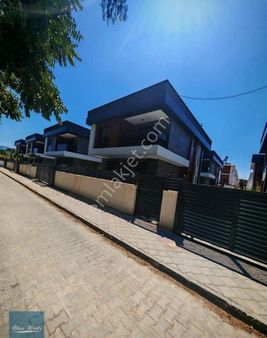 Kuşadası Karaova’da Denize Yürüme Mesafesinde Lüks Villa