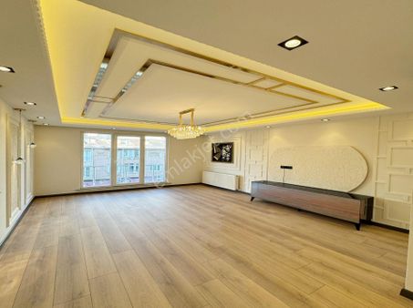 Beylikdüzü Vira Yapı'dan Cumhuriyet Meydanında Otoparklı Balkonlu 3+1 Vip Satılık Daire !