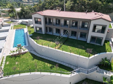 Kuşadası’nda Havuzlu Site İçinde Akıllı Ev Sistemli Müstakil 3+1