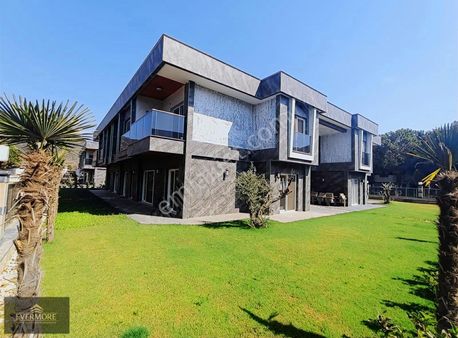 Kuşadası'nda Satılık Denize Yakın Yatay Mimari 3+1 Lüks Daire