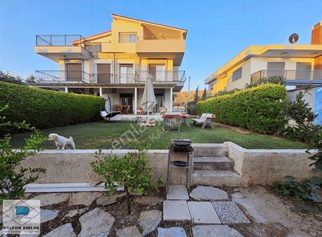 Çeşme Çiftlik De Geniş Bahçeli Satılık 5+1 Tripleks Villa