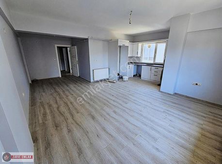 Cumhuriyet Mahallesi'nde Ünüverste Civarı 3. Kat 90m² Daire.