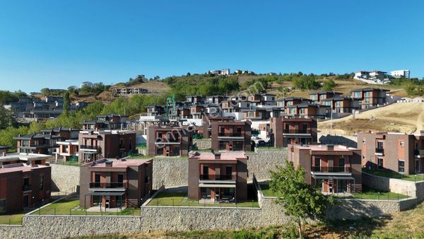 Prestijli Konumda, Modern Mimariye Sahip Bahçeli 4+1 Villa