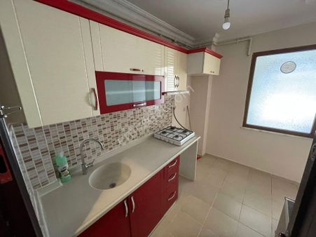 Anadolu Üniversitesi İletişim Kapısı Yakını 1+1 Ayrı Mutfaklı Kombili Ara Kat Daire