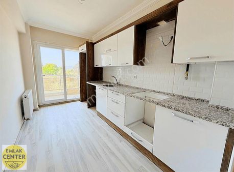 Emlak Center'dan Muradiye Mah Satılık 2+1 Site İçinde Ara Kat