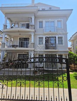 Tuzla Mahallesinde 5+1 Çift Mutfaklı 200 M2 Çatı Dubleks Daire