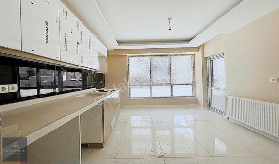 Yenikent Okullar Bölgesinde Kat Daire Genişliğinde Giriş Daire