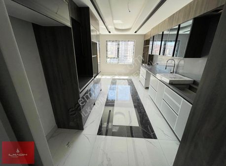 İlkadımdan Üç Bloklu Sitede Yerden Isıtmalı Merkezi Konumda 4+1