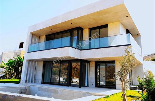 Gümüşlükte Deniz Ve Doğa Manzaralı Müstakil Villa