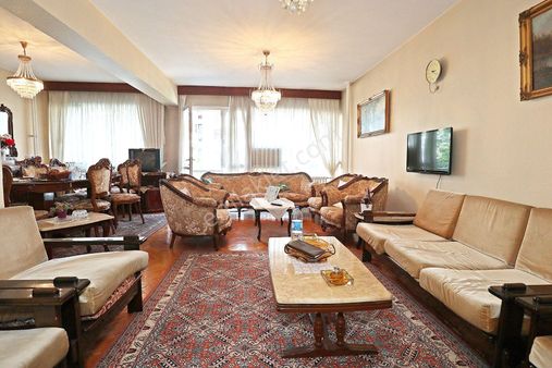 Simge Emlak Göztepe 'ye Yakın Mithatpaşa Caddesi Üzeri Satılık Daire