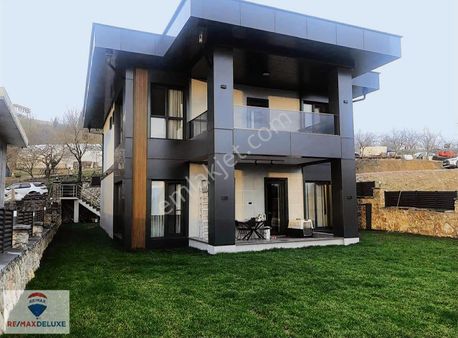 İzmit Kulfallı Mahallesinde Satılık Deniz Manzaralı Villa