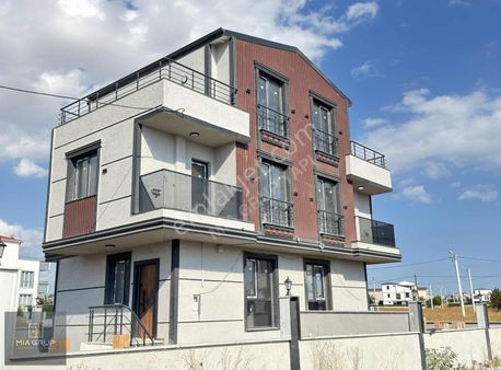 Mia Grup// Denize Yürüme Mesafesnde Geniş Müstakil Bahçeli Villa