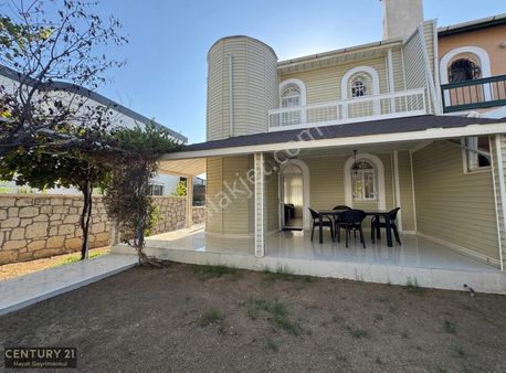 Çeşme Deniz Obası Sitesi'nde Satılık 2+1 Bahçeli Dubleks Villa