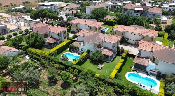 Emlakevi'nden Kuyulu Hanayları'nda Geniş Bahçeli Rüya Gibi Villa