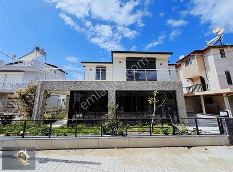 Kuşadası Davutlar'da Denize Sıfır Sitede Satılık 4+1 Lüks Villa