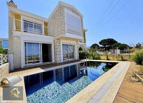 Kuşadası Davutlar'da Tek Müstakil Özel Havuzlu 4+1 Villa