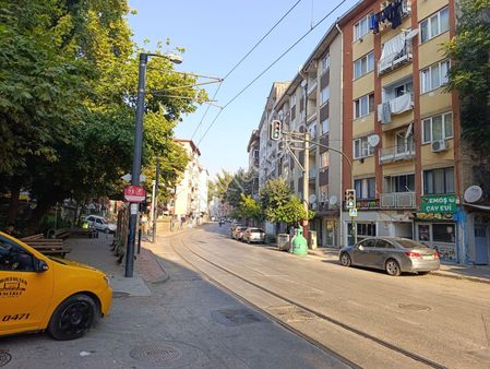 İncirli Caddesi Tramvay Yanında Asansörlü Arakat Kat Daire