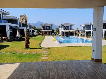 Güzelçamlı Girişinde Havuzlu Denize Yakın 3+1 Satılık Villa
