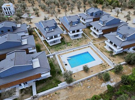 Avcı'dan Güre Havuzlu Site Bahçeli 3+1 Tripleks Villaa