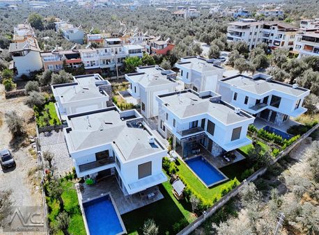 Avcı'dan Küçükkuyu Girişte Odalı Müstakil Havuzlu Lüks 4+1 Villa