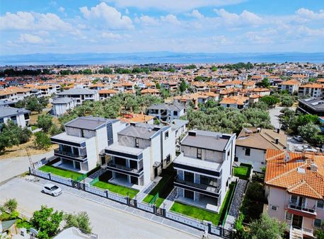 Avcı'dan Deniz Ve Doğa Manzaralı Müstakil Tadında İkiz Villalar