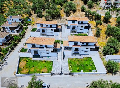 Mıhlı'da Deniz Manzaralı 450m2 Arsa İçerisinde Müstakil Villalar