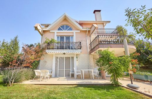Parlementerler Çevregöl'de Yapılı Satılık Villa